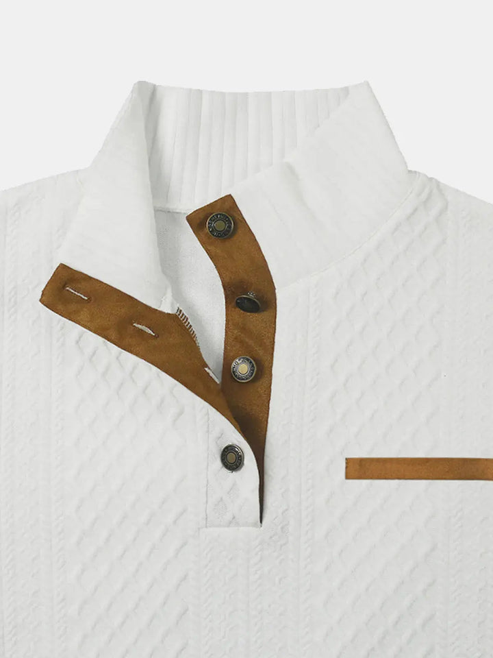 Detail of the white sweater&