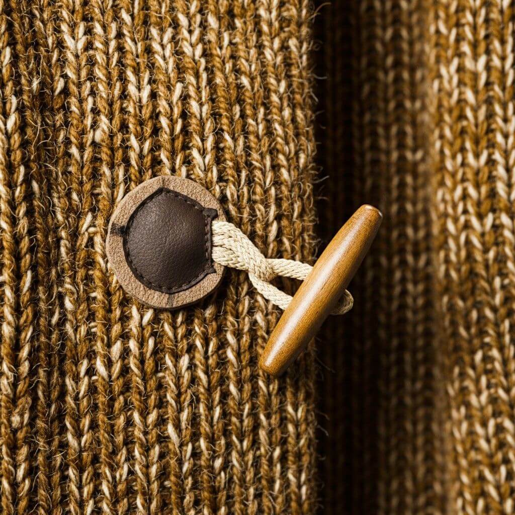 Toggle and loop fastening on the chunky knit front