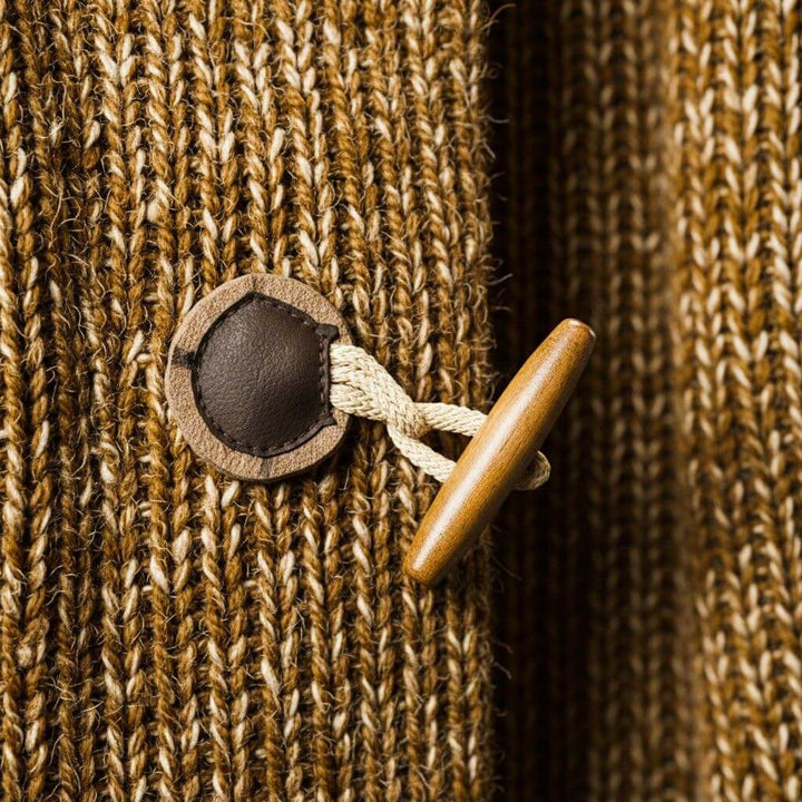 Toggle and loop fastening on the chunky knit front