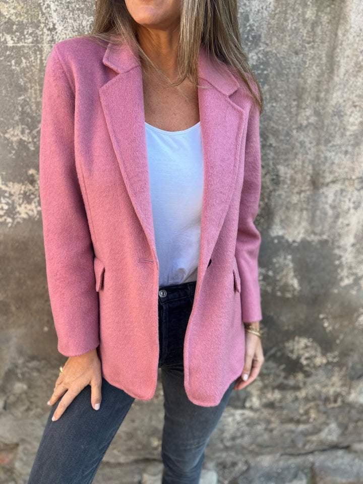 Pink single button blazer with flap pockets at the hips