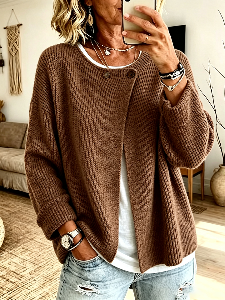 Brown oversized cardigan in chunky rib, worn open over a white tee