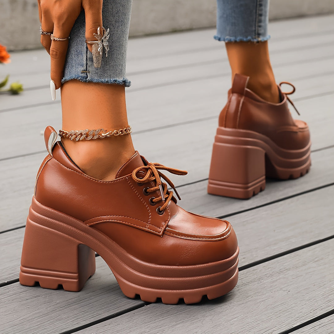 Front view of brown lace up platform Oxford shoes with chunky block heel and ankle chain